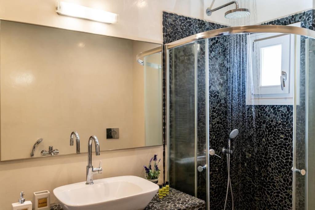 In The Heart Of Fira & Free Pool - Nychteri Suite Экстерьер фото