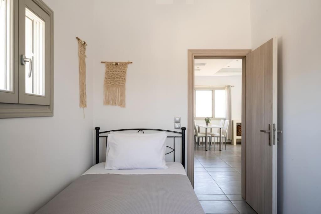 In The Heart Of Fira & Free Pool - Nychteri Suite Экстерьер фото
