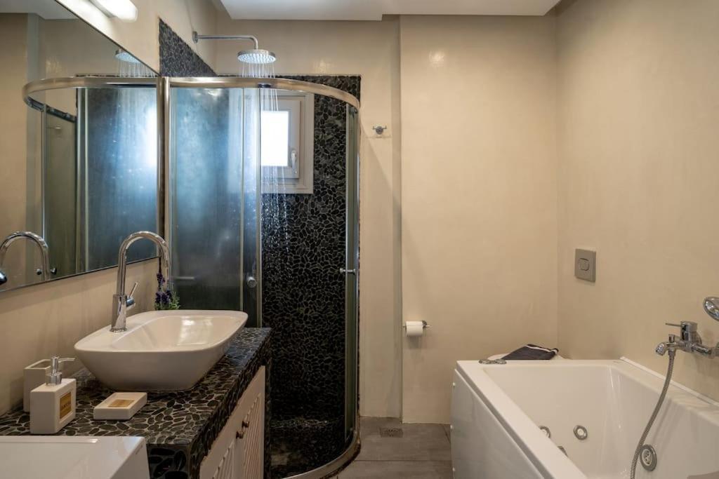 In The Heart Of Fira & Free Pool - Nychteri Suite Экстерьер фото