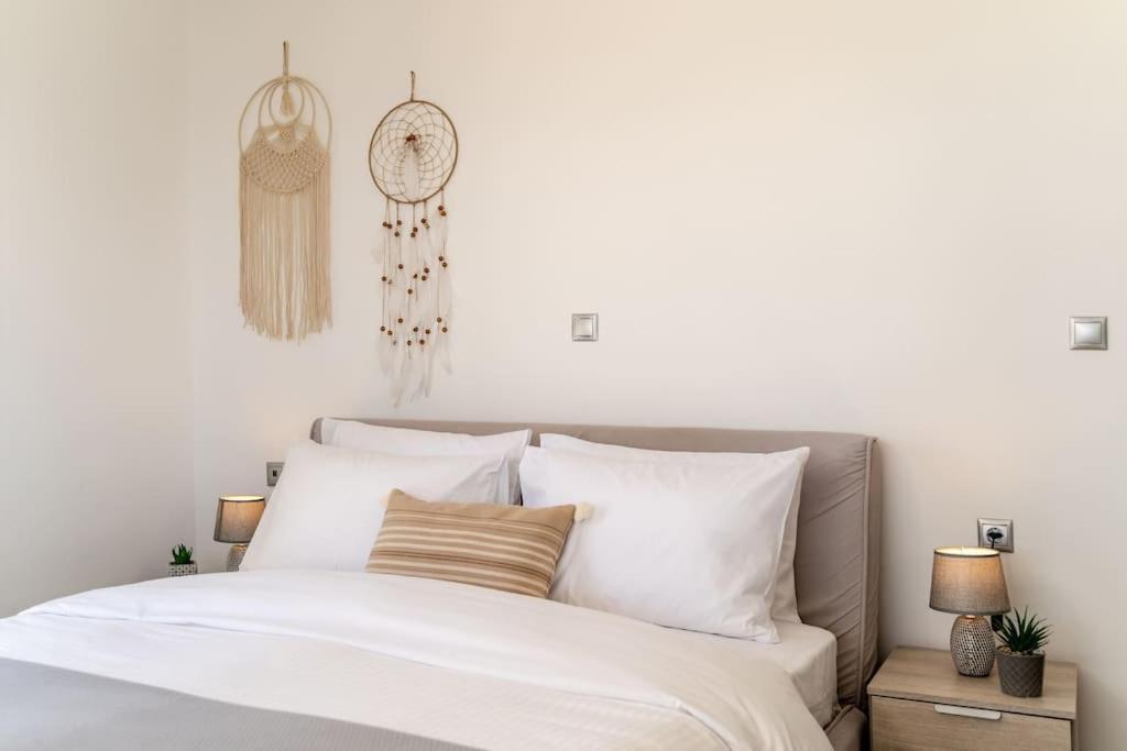 In The Heart Of Fira & Free Pool - Nychteri Suite Экстерьер фото