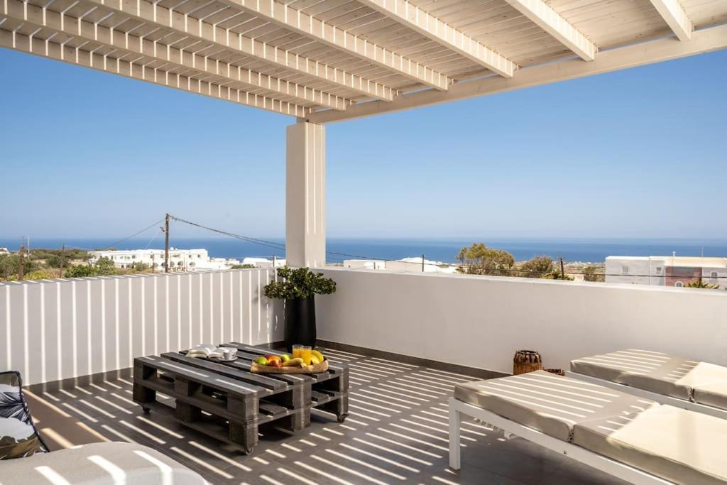 In The Heart Of Fira & Free Pool - Nychteri Suite Экстерьер фото